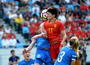 LOL决赛-完美表现：女足选手比赛中展现实力