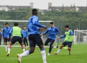 英雄联盟总决赛2025-球队训练场上积极训练，期待新赛季