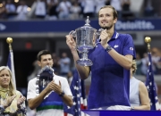 英雄联盟总决赛-拉沃尔杯碾压美网，梅德韦杰夫惊艳四座