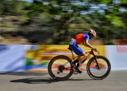 英雄联盟总决赛门票-引人瞩目：自行车比赛选手速度飞驰