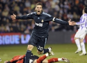 英雄联盟总决赛赛程-库里贡献制胜表现，广东队鏖战公牛，跨界篮球表演赛纪实