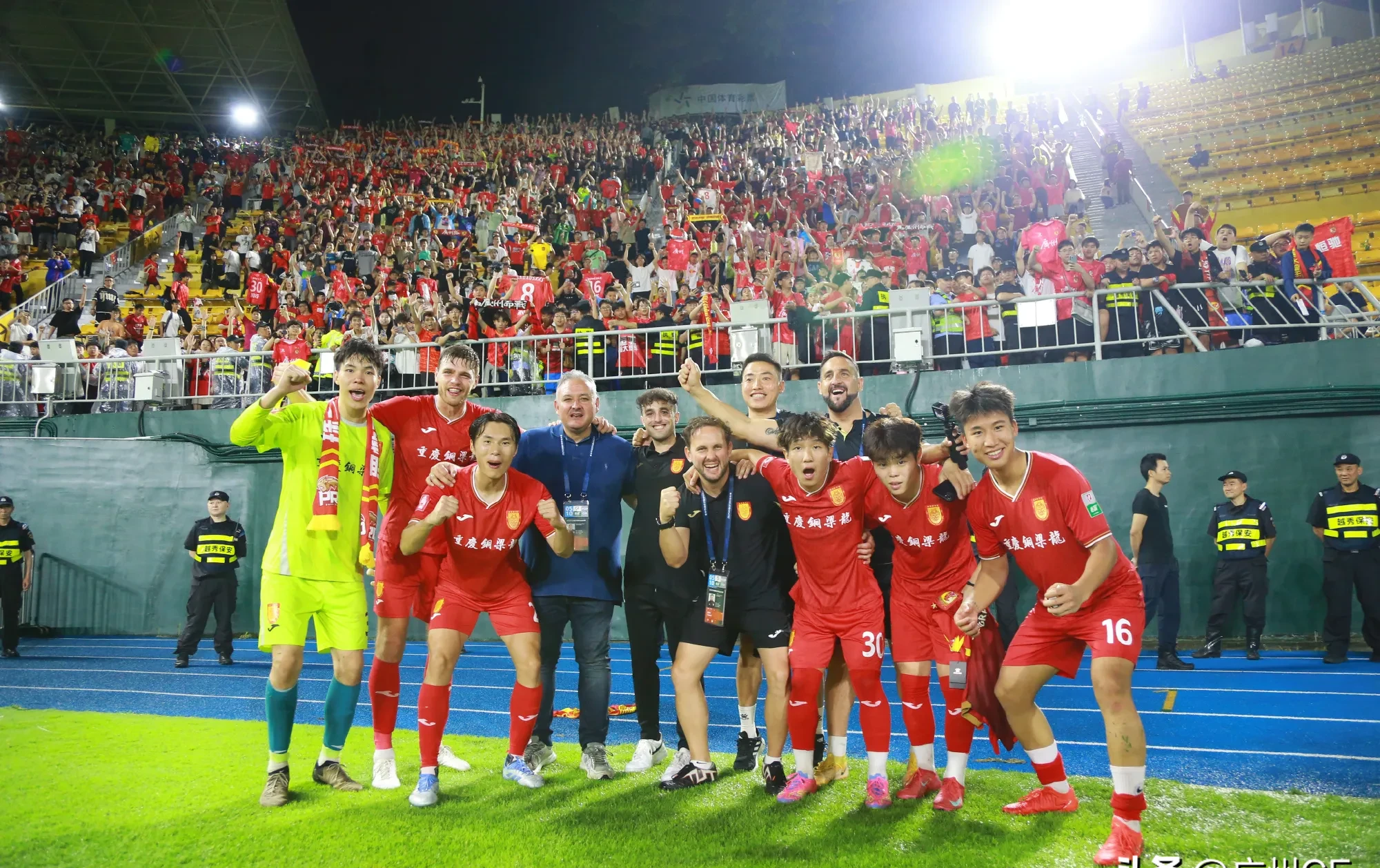 看豪门球队的激烈比拼，热闹非凡！的简单介绍