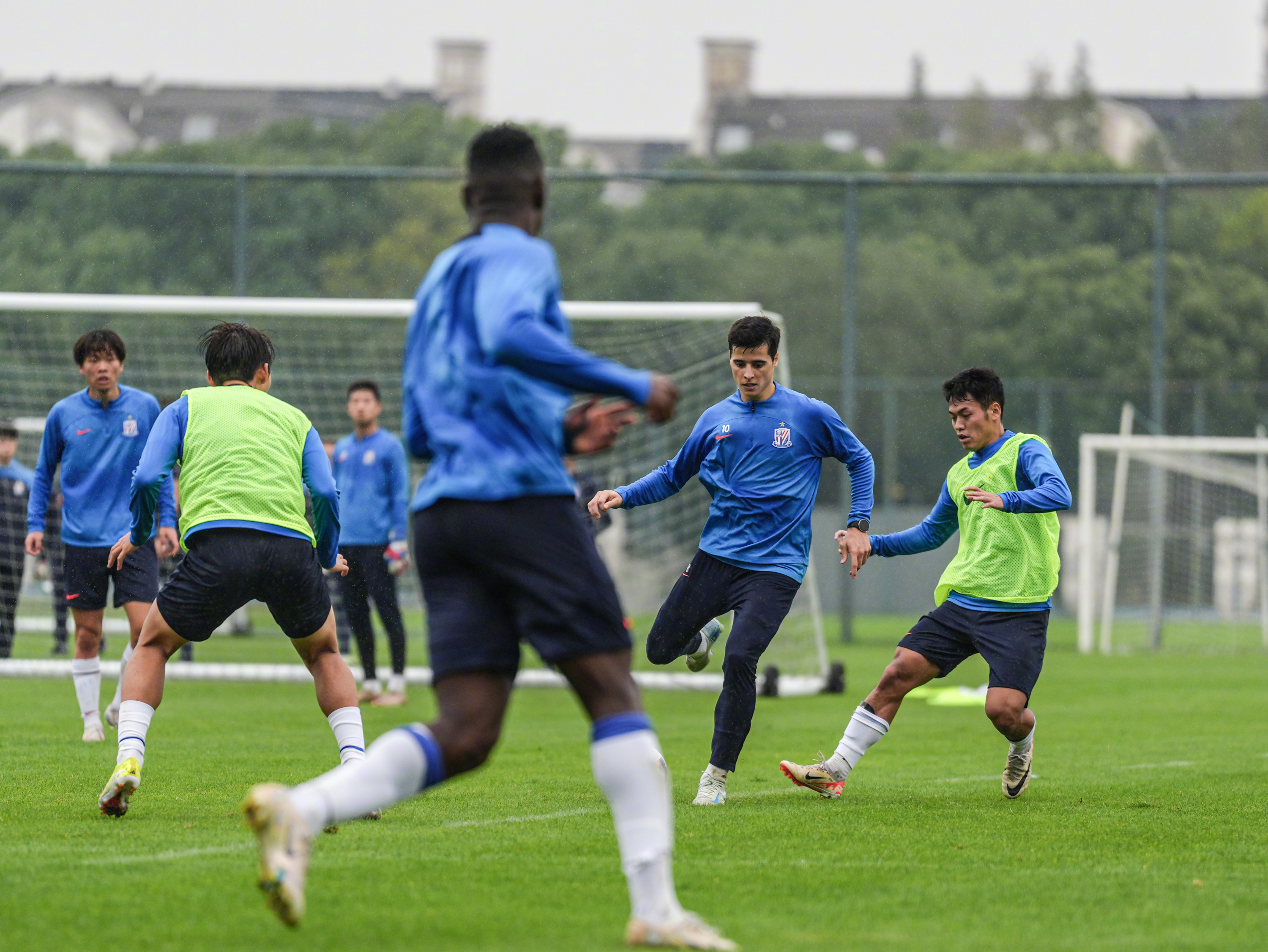 球队训练场上积极训练，期待新赛季