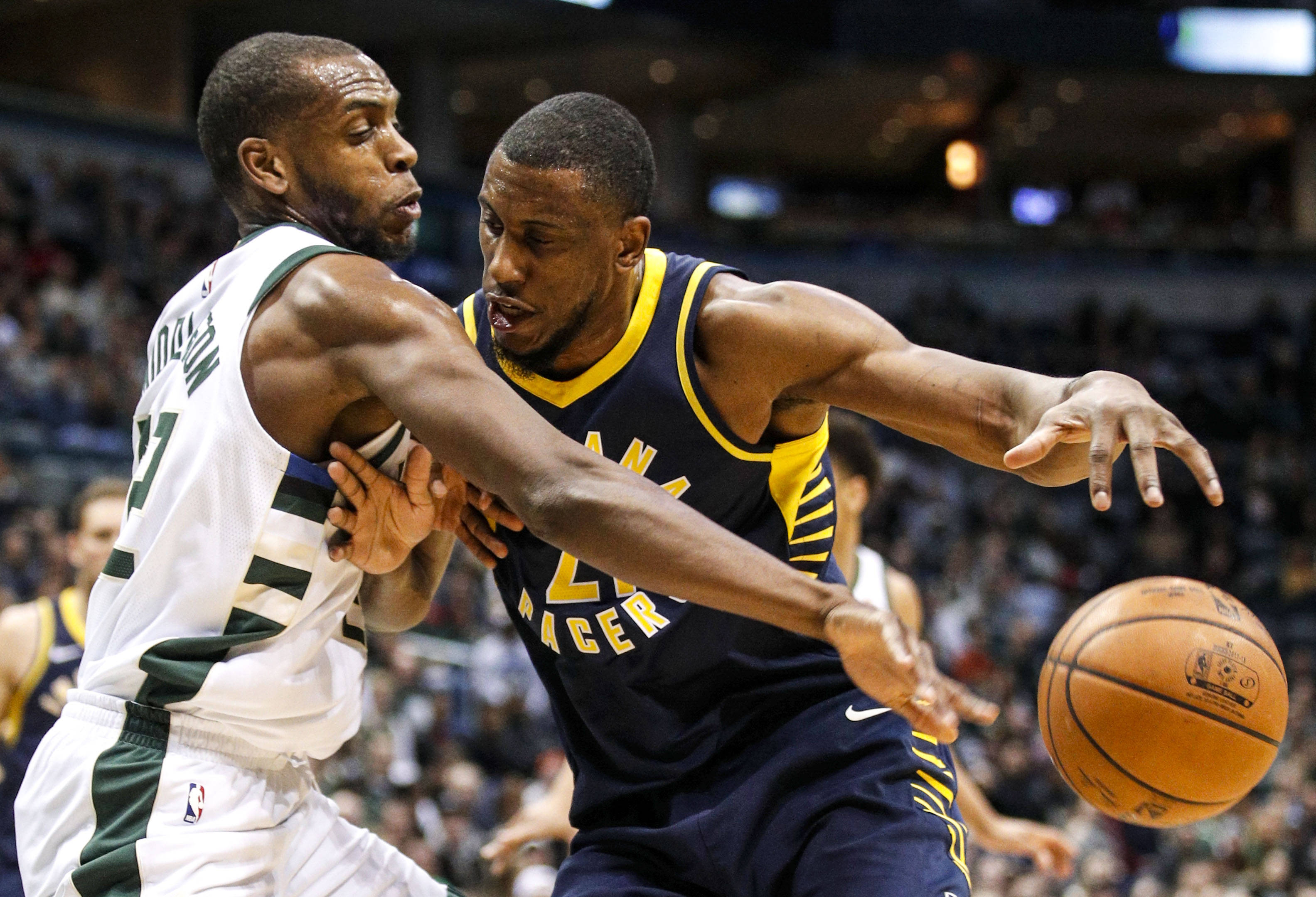 包含步行者险胜雄鹿，麦科勒姆点燃赛场的词条