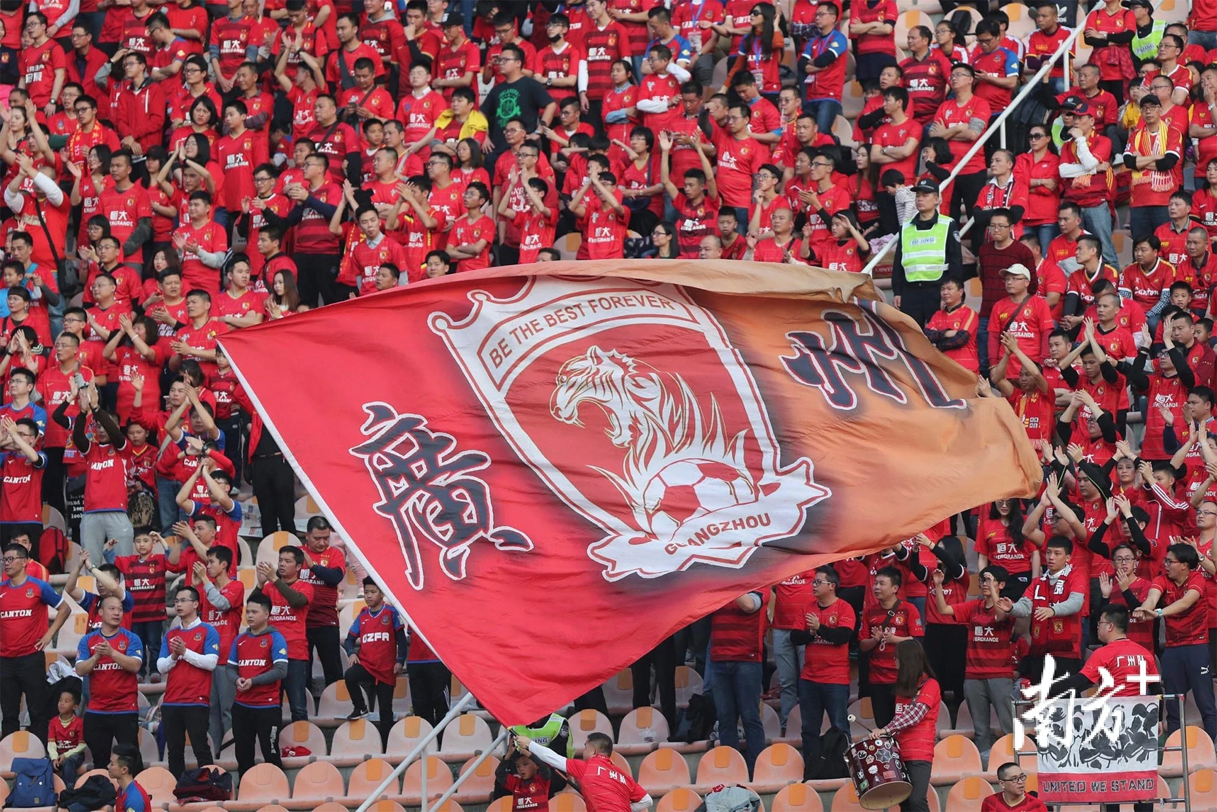 广州队险胜青岛队，詹姆斯高光表现