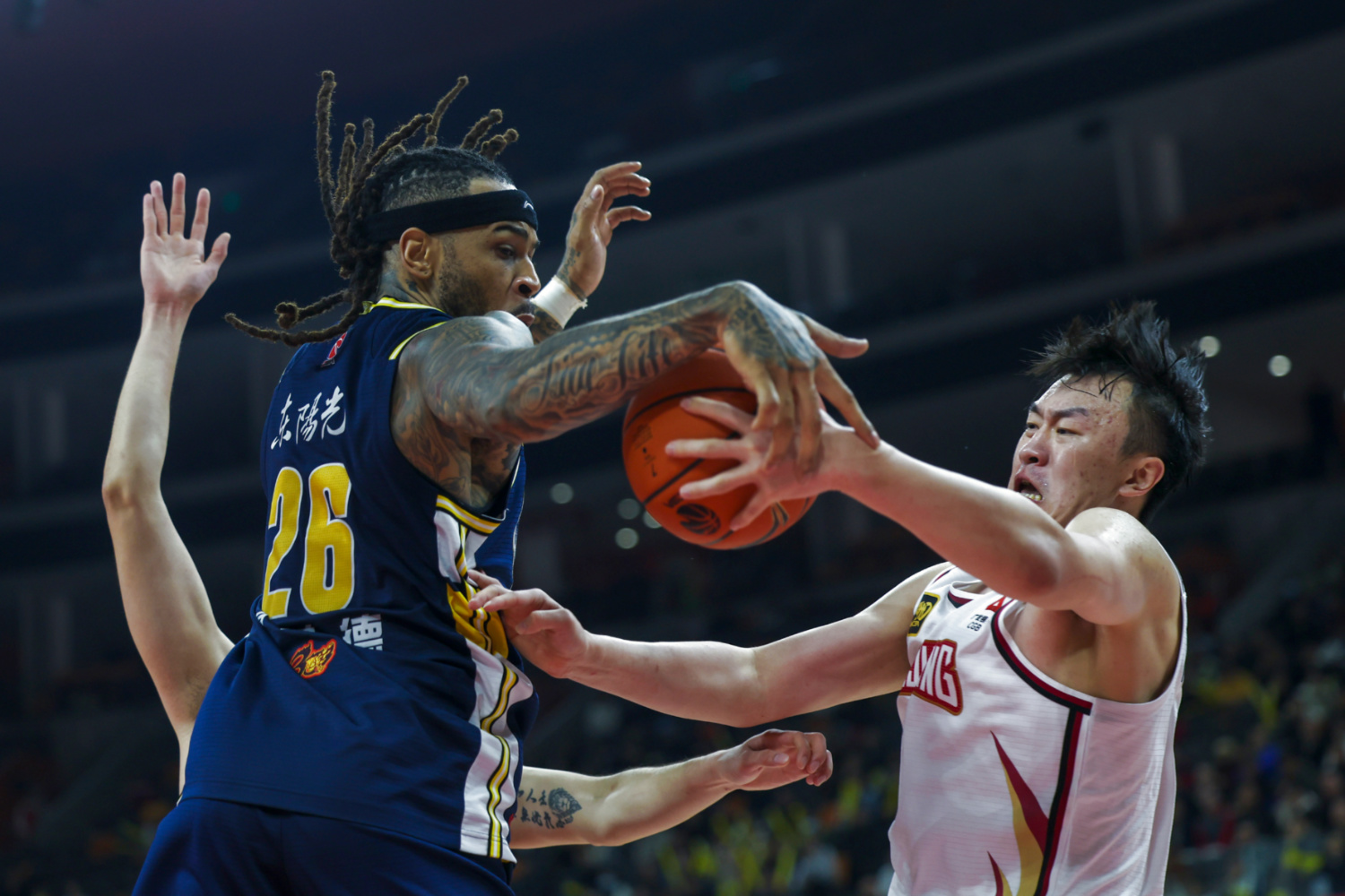 广州队险胜青岛队，詹姆斯高光表现