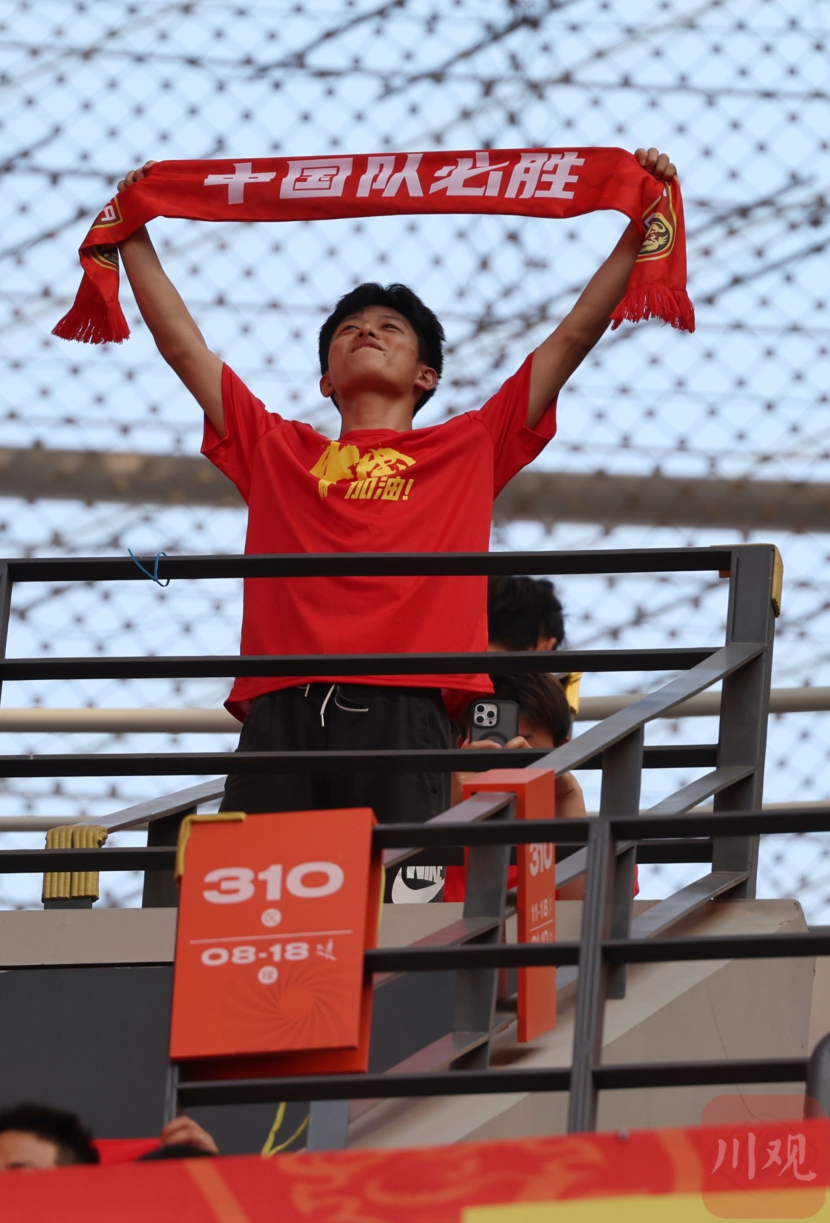 克罗托内球迷集体组织看比赛，呐喊助威支持