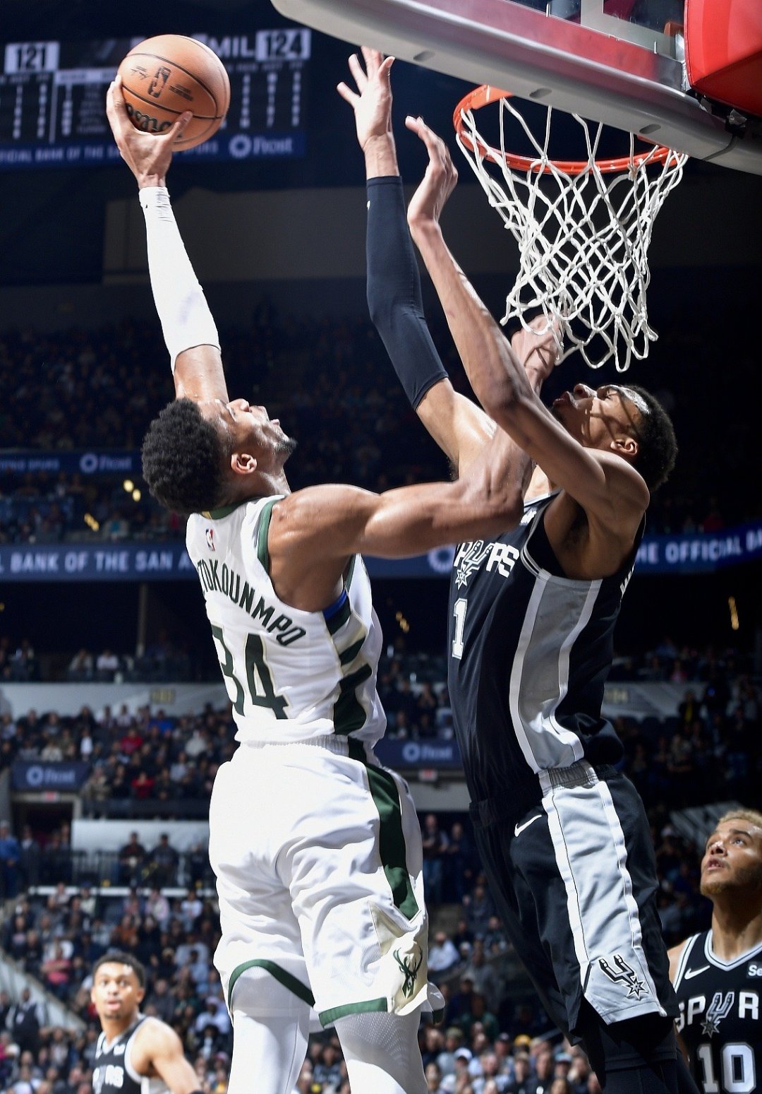 马刺鏖战雄鹿,塔图姆高光表现 马刺鏖战雄鹿,塔图姆高光表现