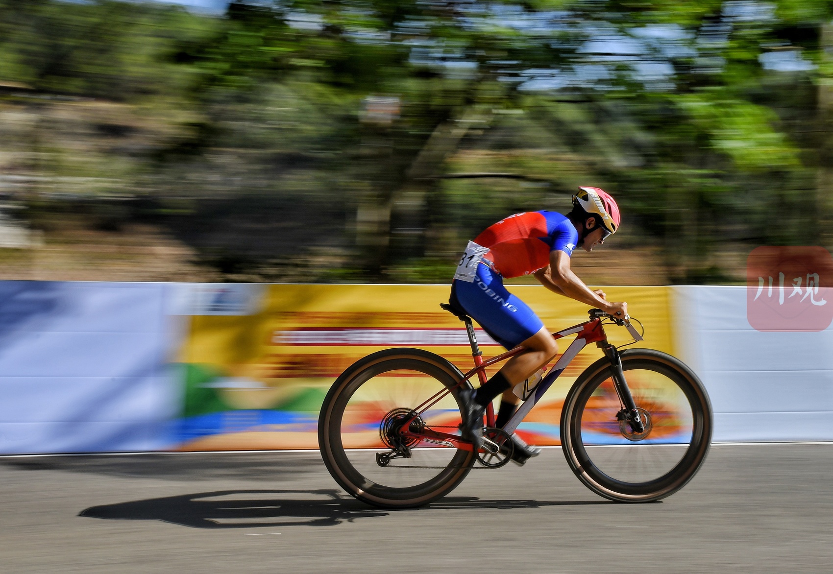 引人瞩目：自行车比赛选手速度飞驰