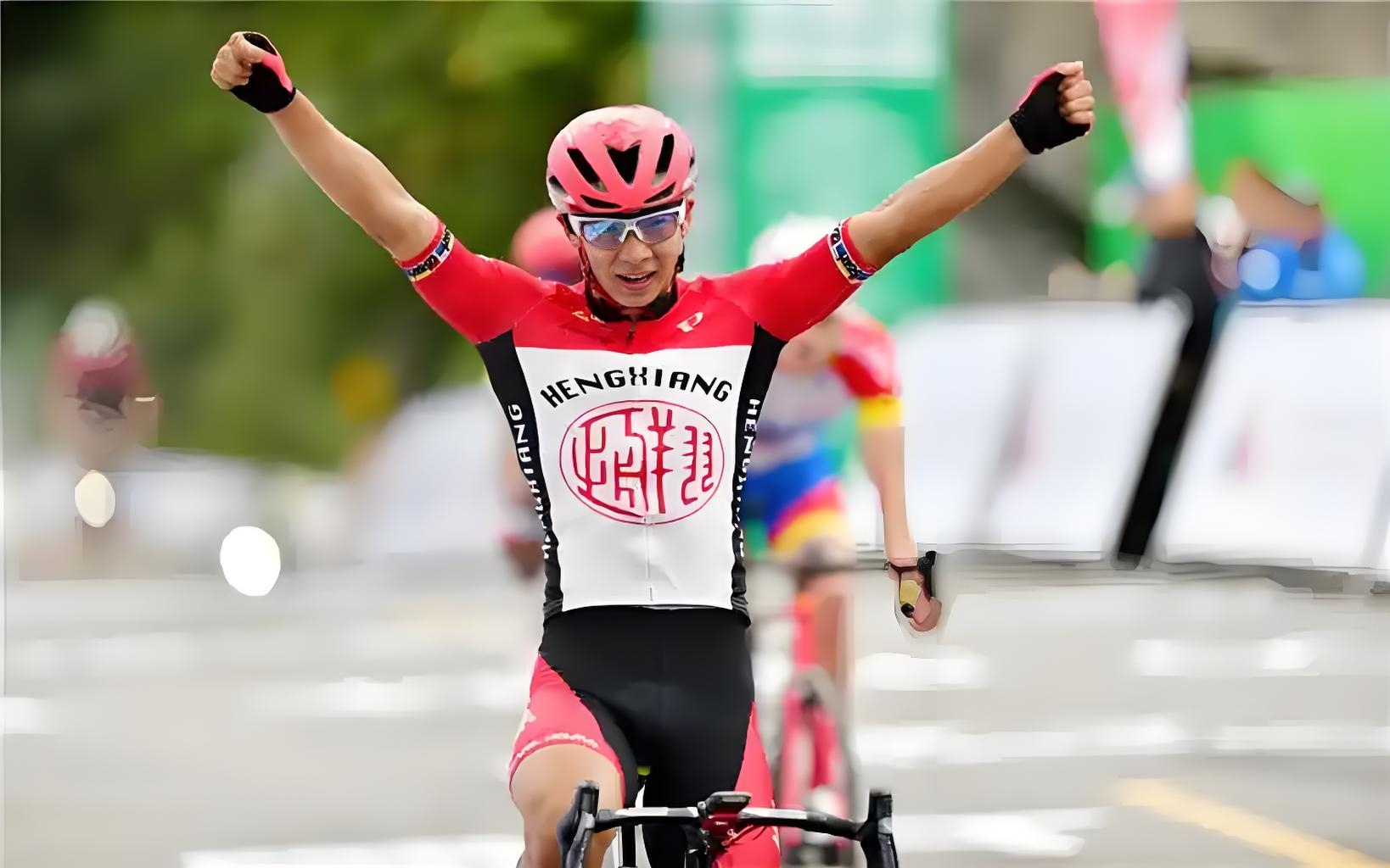 引人瞩目：自行车比赛选手速度飞驰