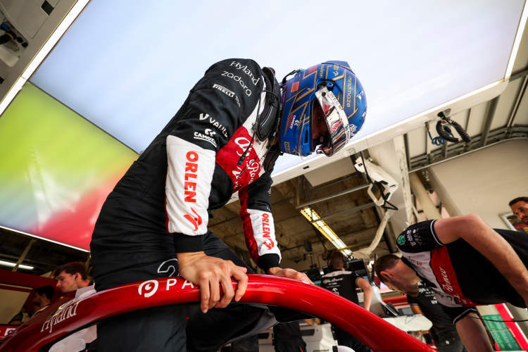 红牛车队险胜哈斯车队，周冠宇高光表现