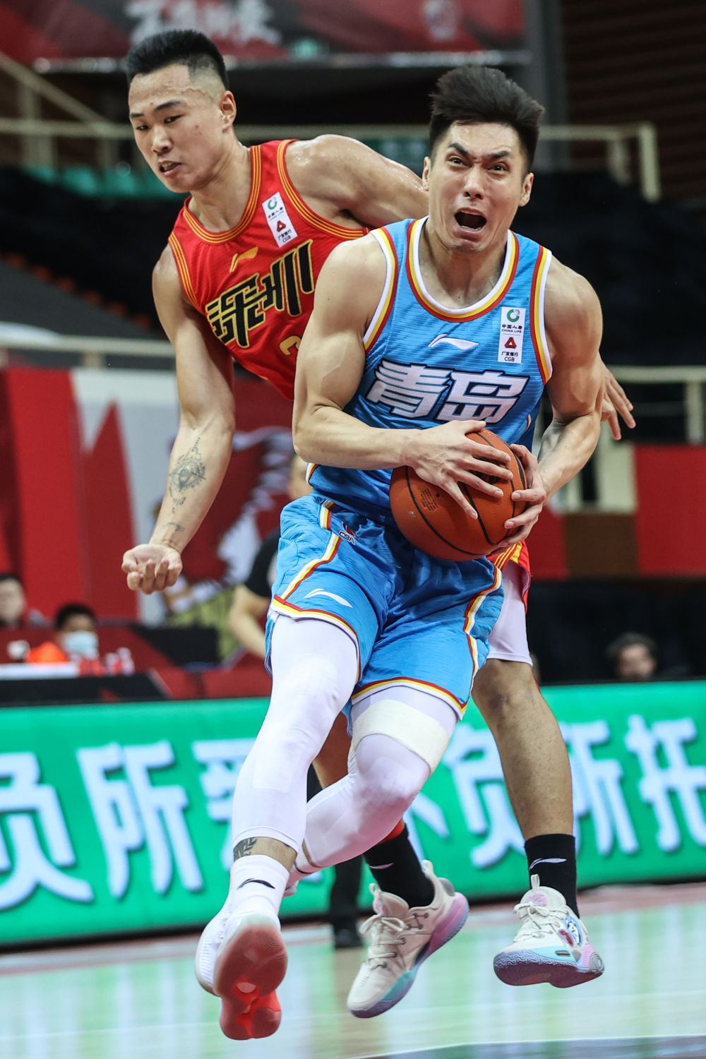 青岛队力克四川队，浓眉哥高光表现