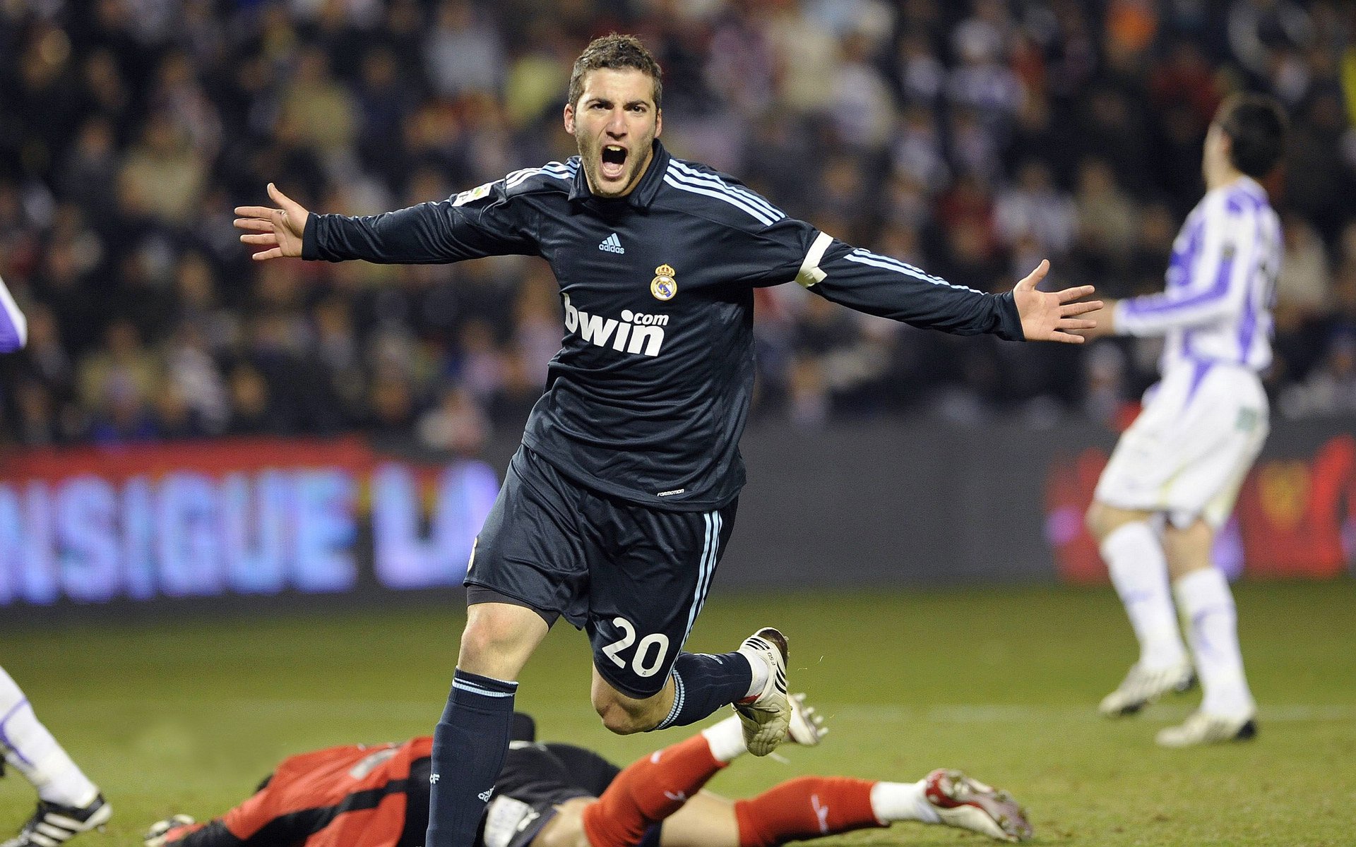 库里贡献制胜表现，广东队鏖战公牛，跨界篮球表演赛纪实