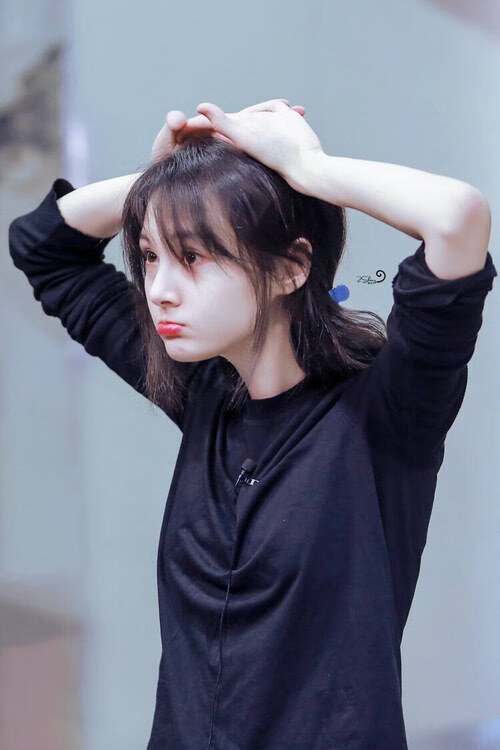 篮球架倒下时，最瘦的人站在中间