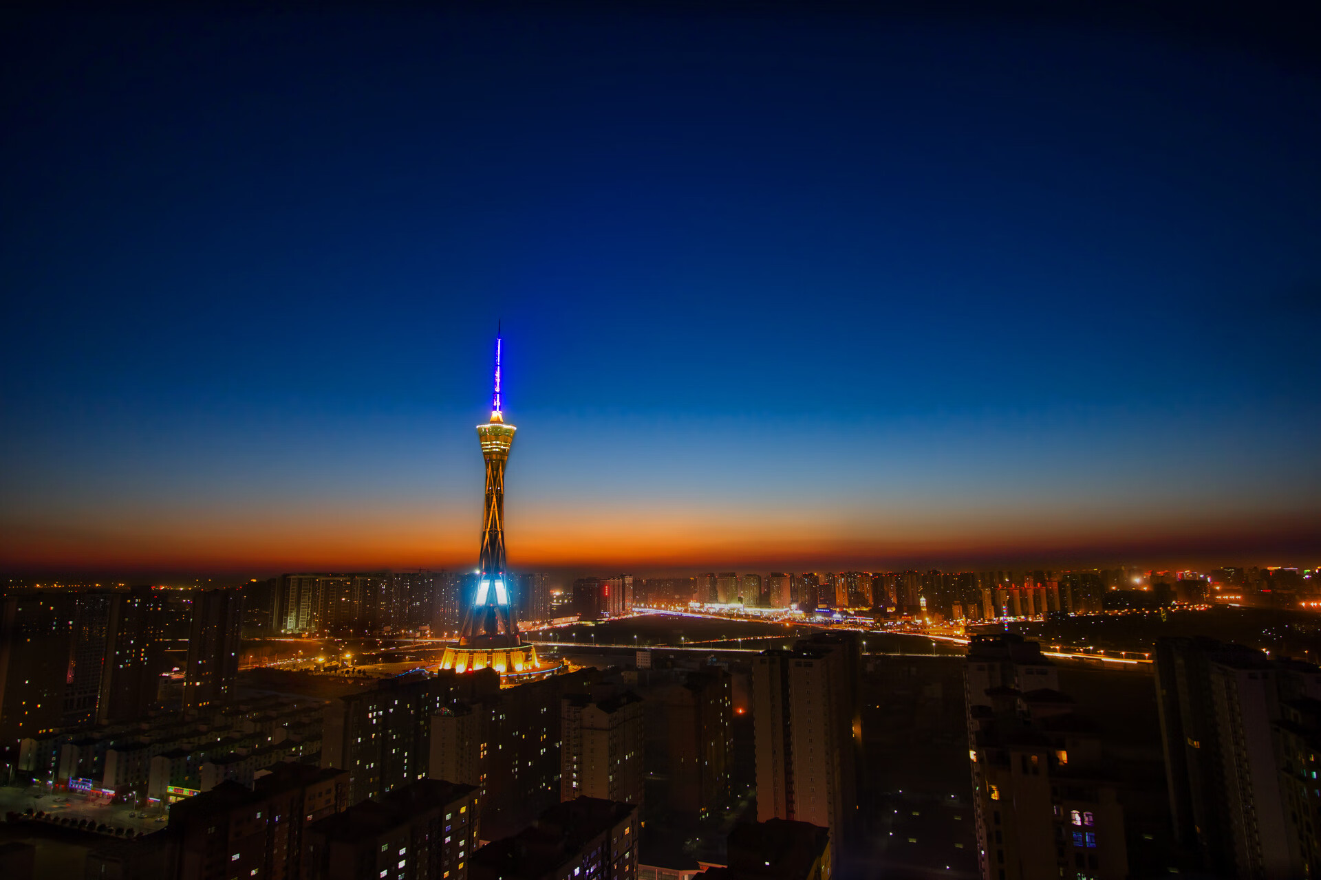 引擎轰鸣与绿茵烽火,两个战场,同一种竞技之魂