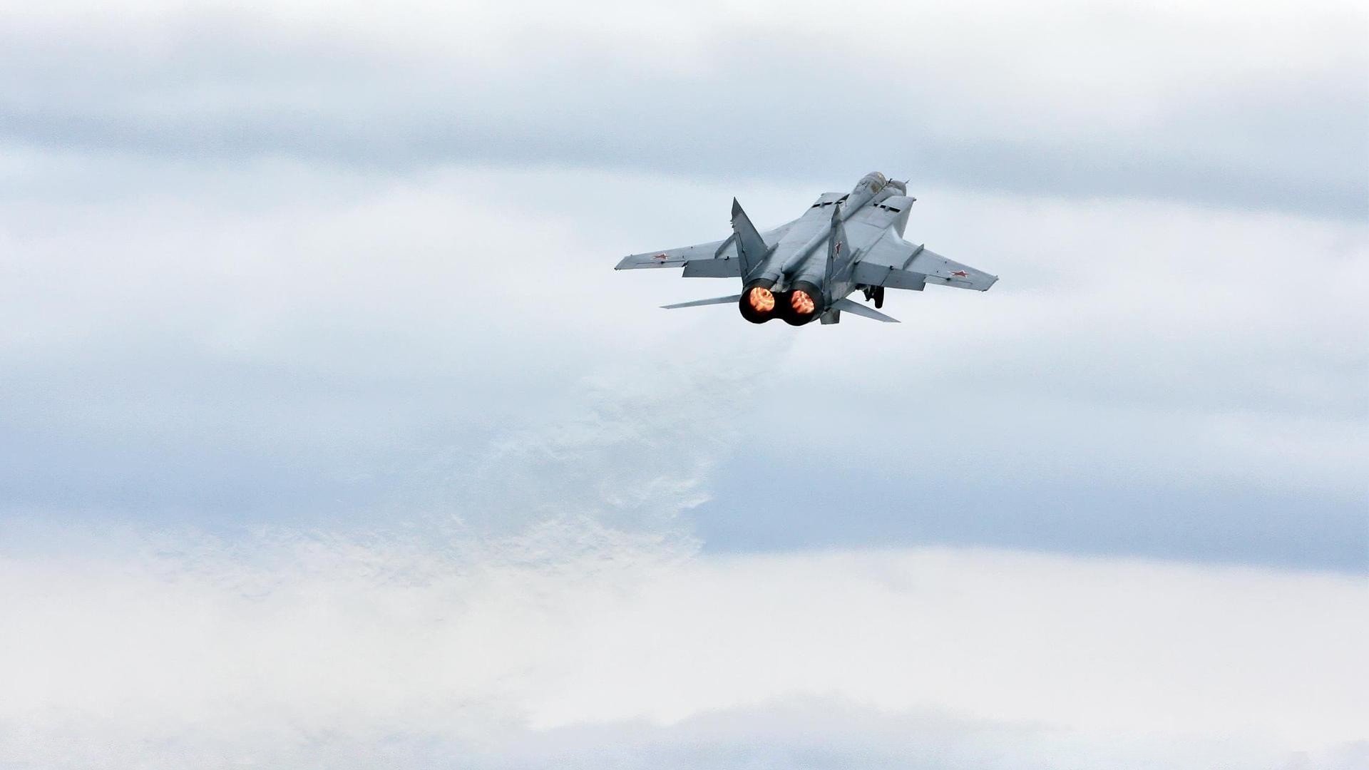 巴林围场的孤胆枪手,当F1收官战化作利拉德的绝杀时刻